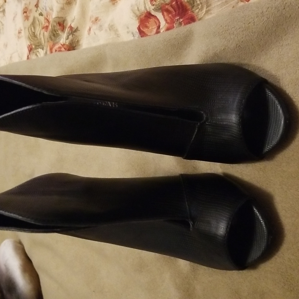 Shoes - Picture 3 of 6